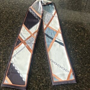 Silk-Feel Chain Print Twilly Scarf in Black, White & Tan